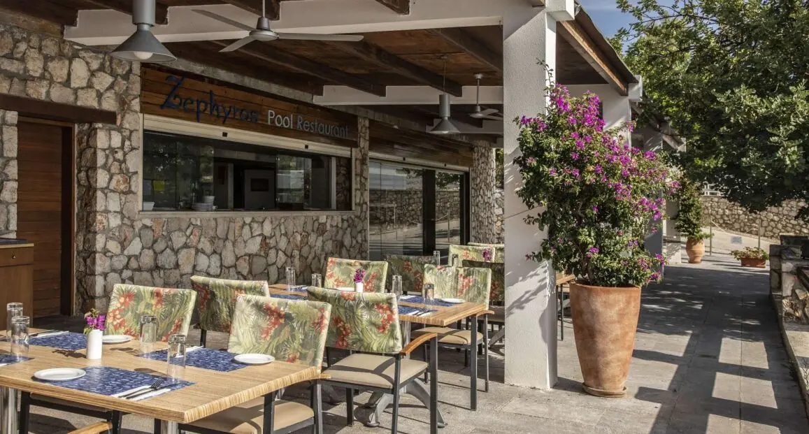 Restauracja i jedzenie w hotelu Apostolata Island Resort & Spa