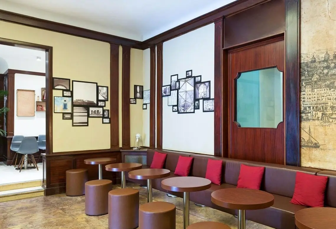 Lobby hotelu B&B Hotel Napoli (ex. Cavour)