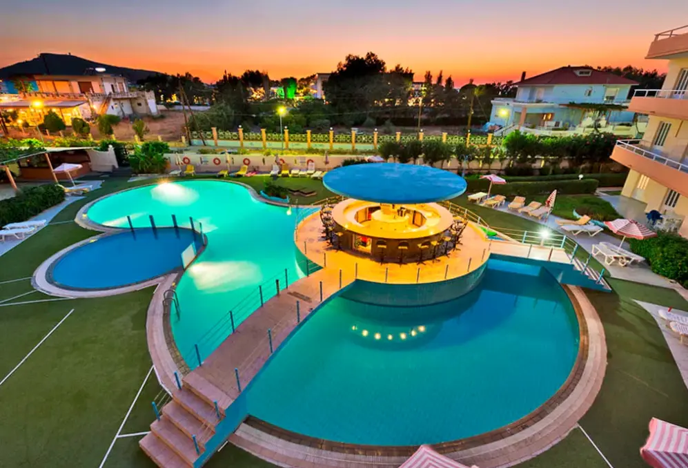 Basen w hotelu Bayside Katsaras