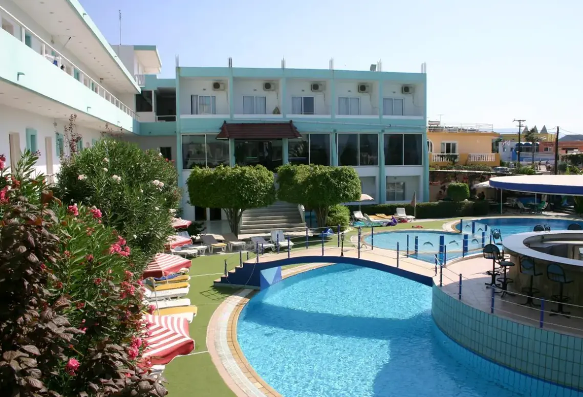 Basen w hotelu Bayside Katsaras