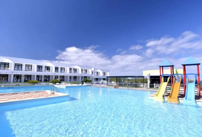 Basen w hotelu Beach Club (Menorca)