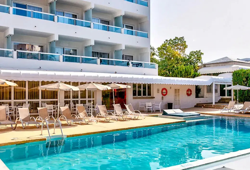 Basen w hotelu Bellevue Vistanova