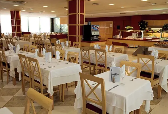 Restauracja i jedzenie w hotelu California Palace