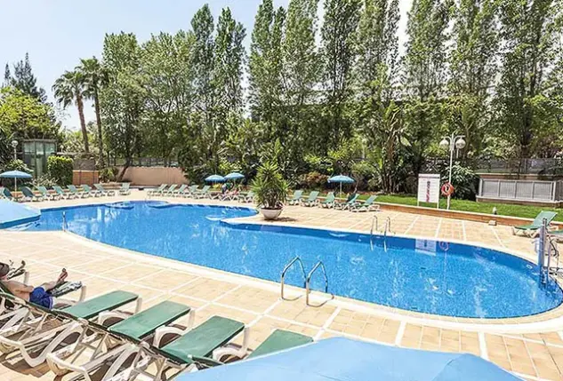 Basen w hotelu California Palace