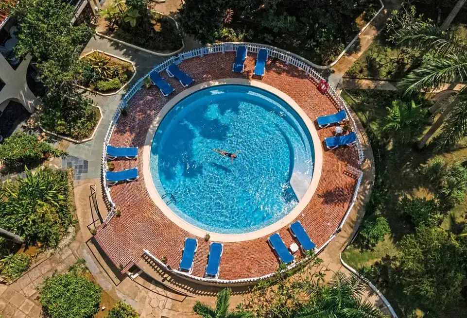Basen w hotelu Charela Inn