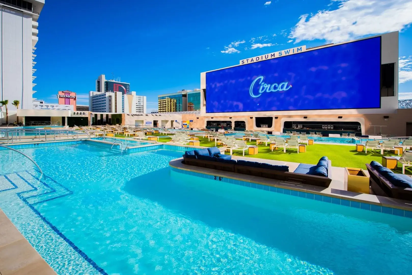 Basen w hotelu Circa Resort & Casino
