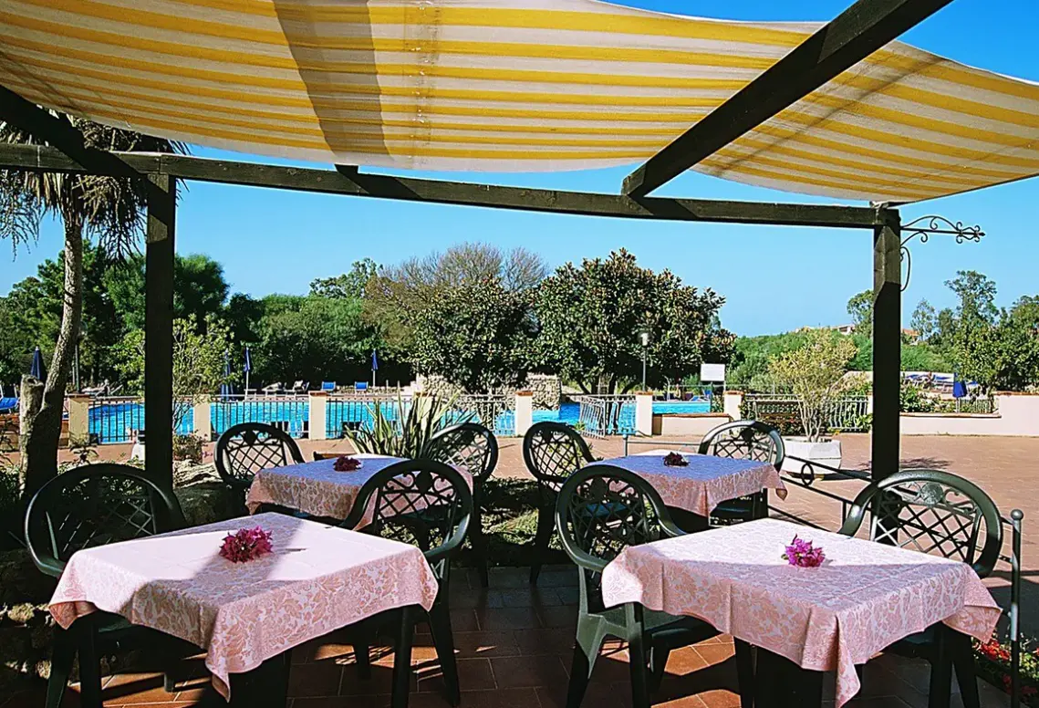 Basen w hotelu Colonna Beach