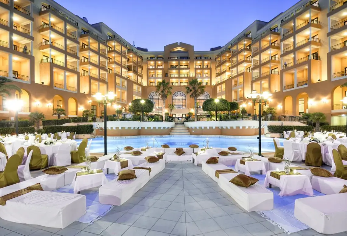 Basen w hotelu Corinthia St. George's Bay
