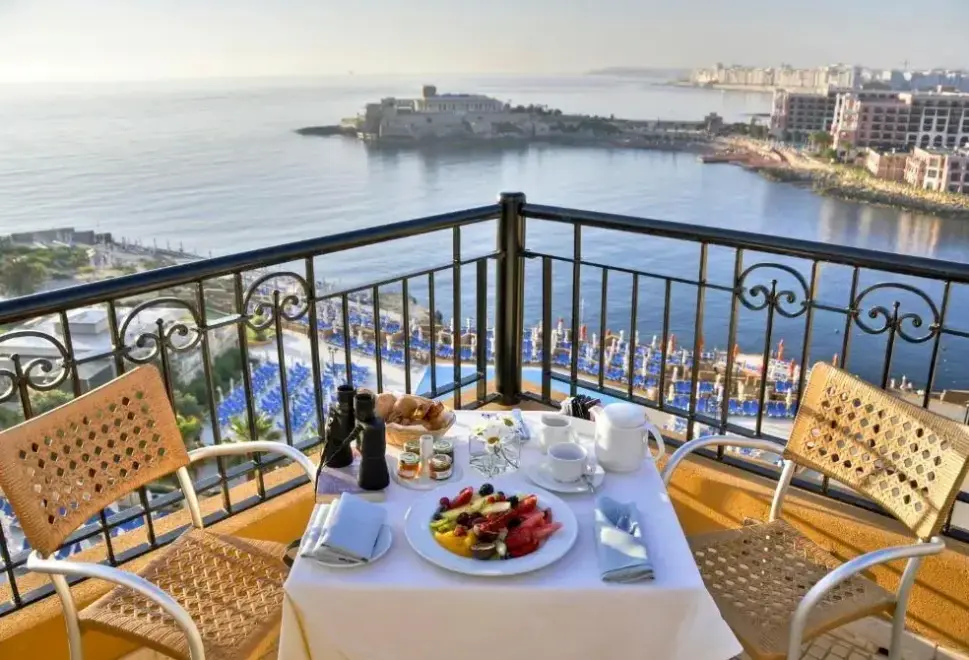 Widok z hotelu Corinthia St. George's Bay