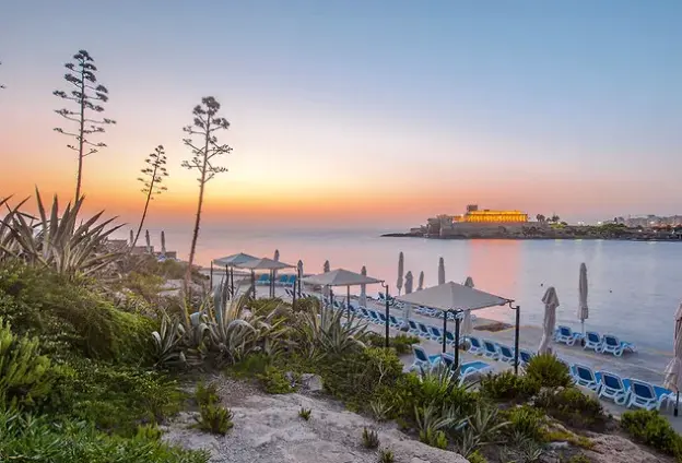 Plaża przy hotelu Corinthia St. George's Bay