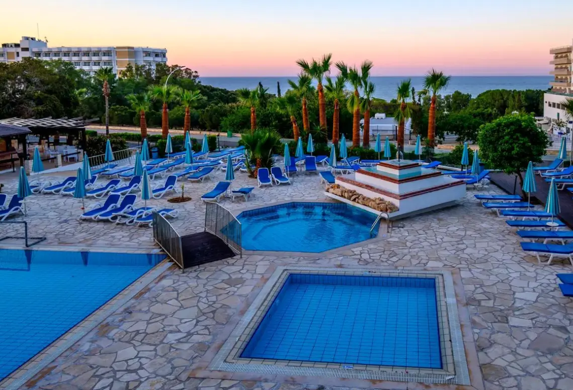 Basen w hotelu Cyprotel Florida