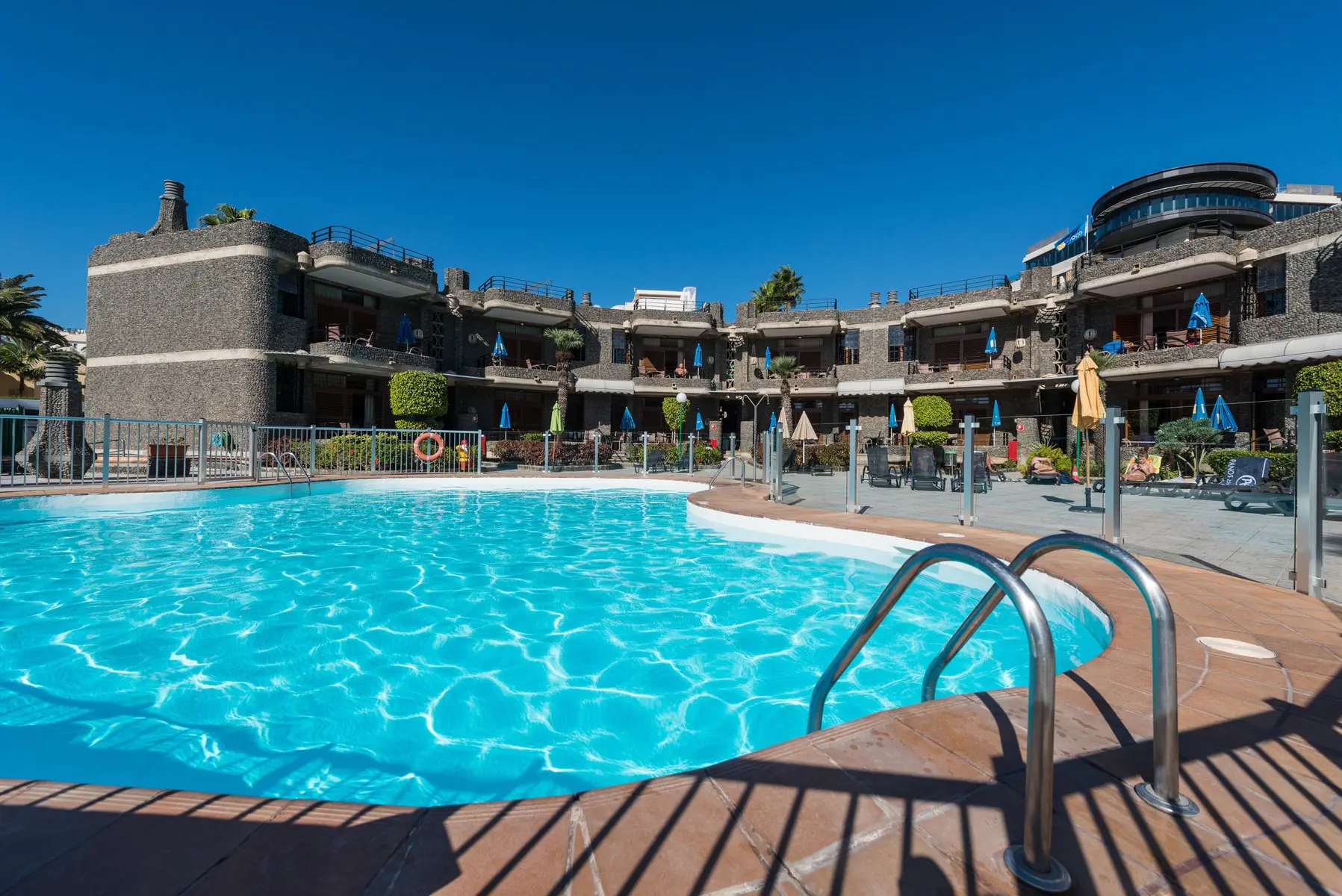 Basen w hotelu Don Pedro Apartamentos