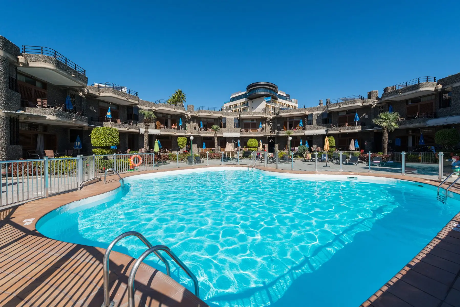 Basen w hotelu Don Pedro Apartamentos