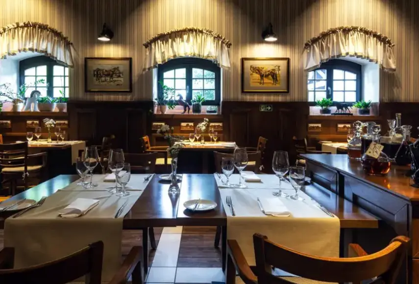 Restauracja i jedzenie w hotelu Dworzysko