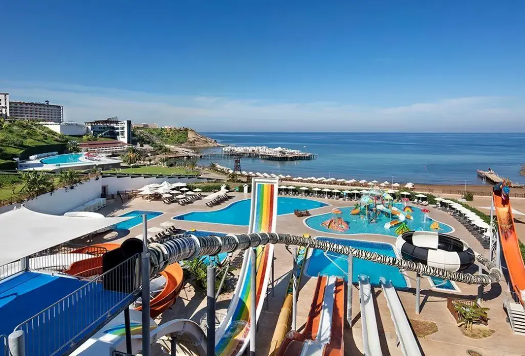 Basen w hotelu Elexus Resort