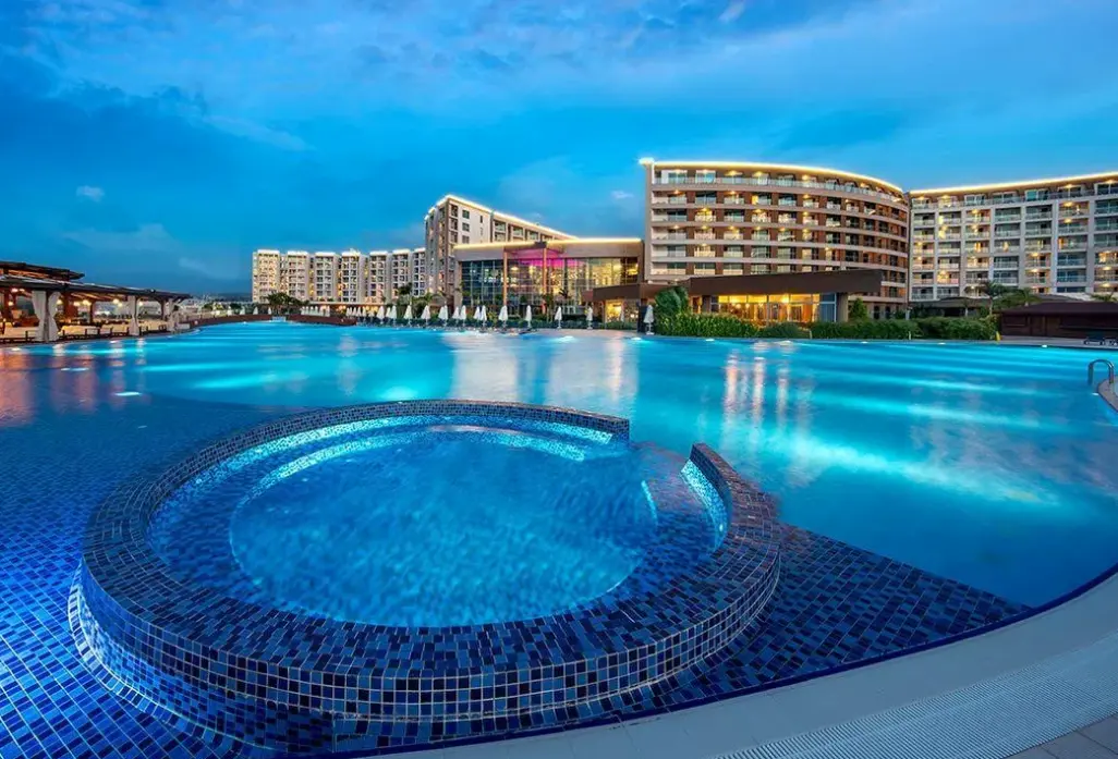 Basen w hotelu Elexus Resort