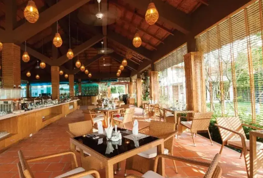 Restauracja i jedzenie w hotelu Famiana Green Villa