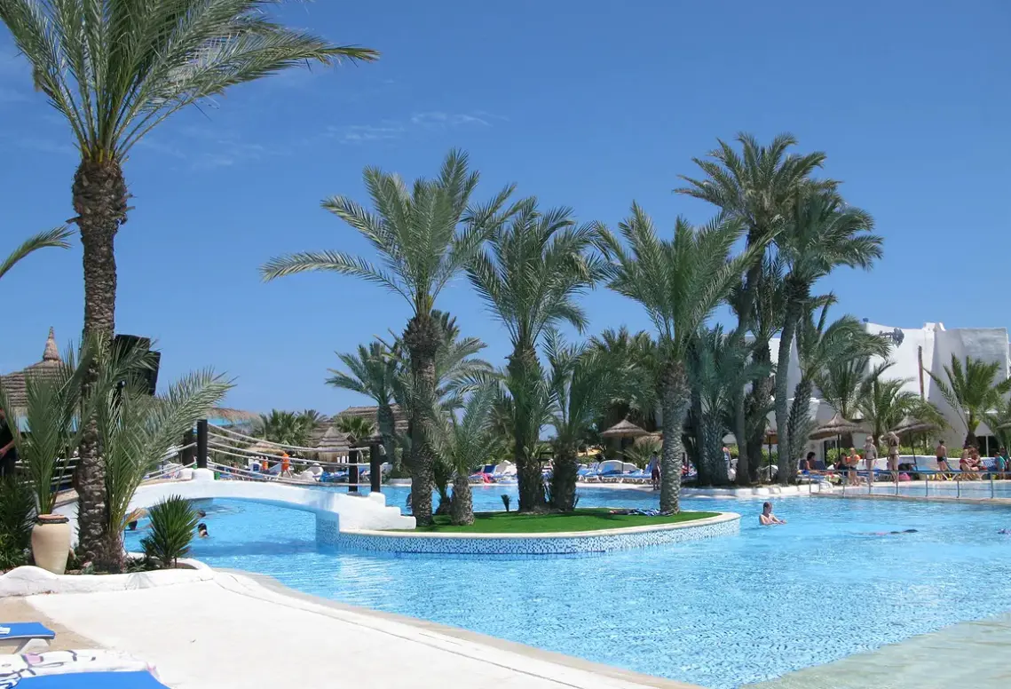 Basen w hotelu Fiesta Beach (Midoun)