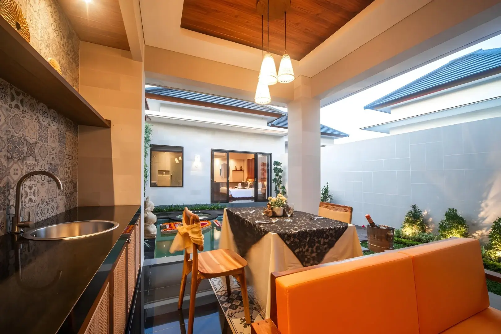 Restauracja i jedzenie w hotelu Gaing Mas Jimbaran Villas