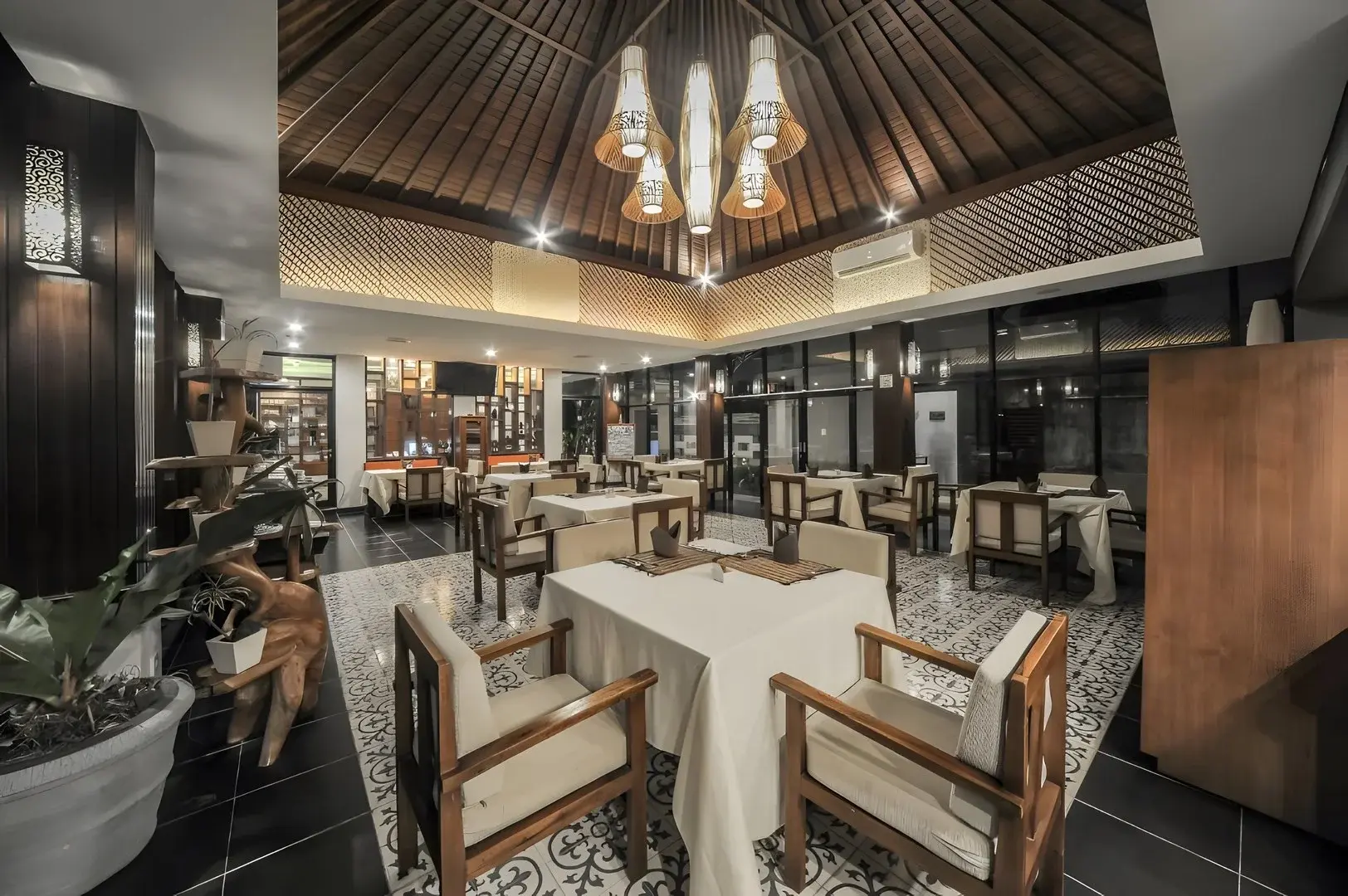 Restauracja i jedzenie w hotelu Gaing Mas Jimbaran Villas
