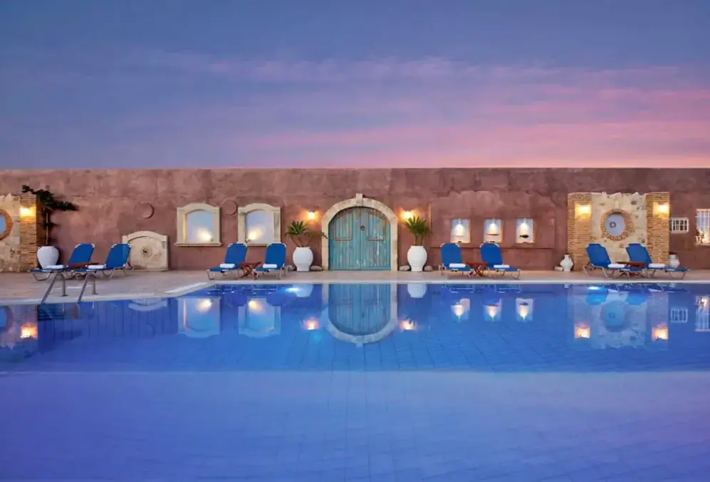 Basen w hotelu Golden Bay (Heraklion)