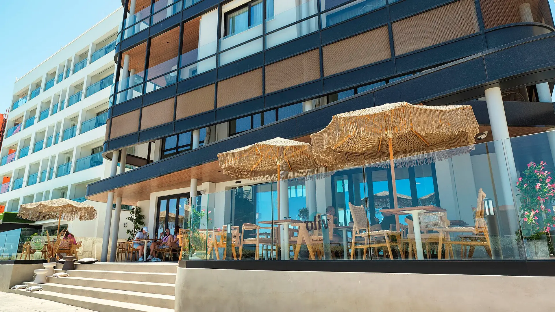 Restauracja i jedzenie w hotelu Hotel Liv Mackenzie Beach Suites