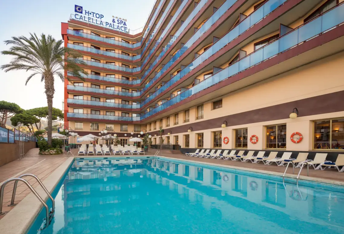 Basen w hotelu HTop Jadhe (Calella)