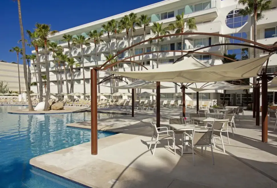 Basen w hotelu Iberostar Waves Cristina