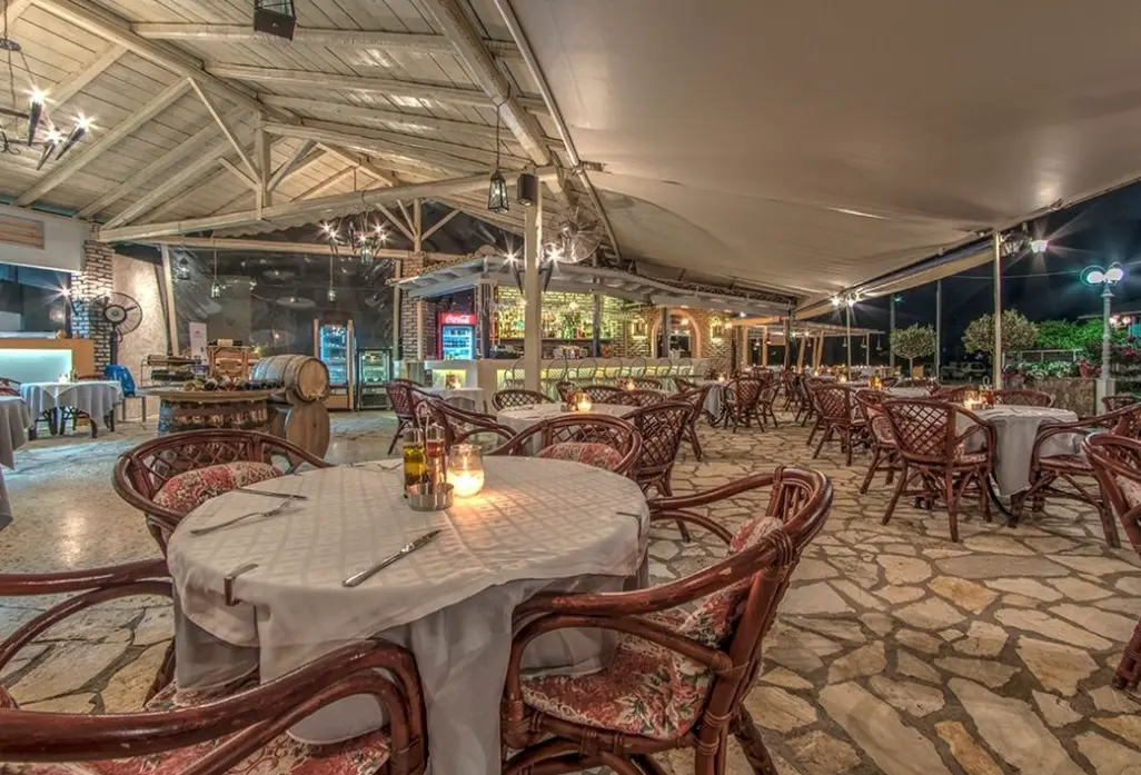 Restauracja i jedzenie w hotelu Iliada Beach