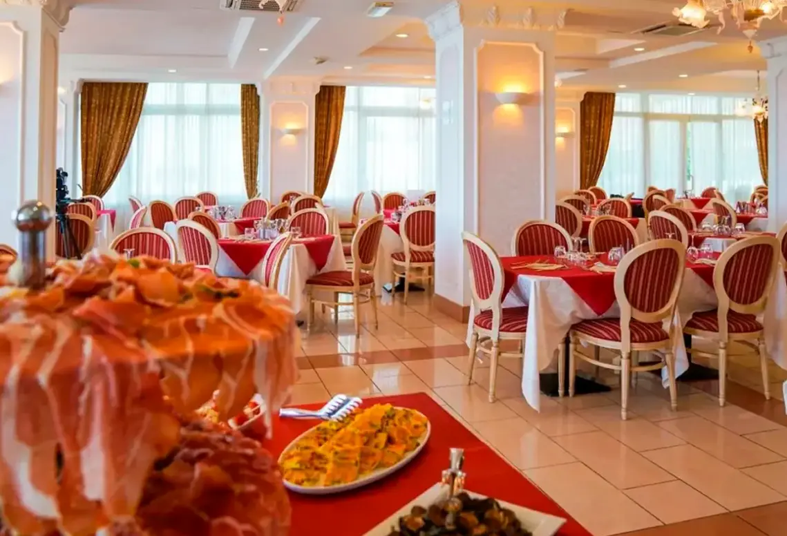 Restauracja i jedzenie w hotelu Imperial Beach (Rimini)