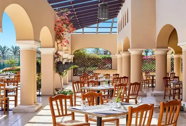 Restauracja i jedzenie w hotelu Jaz Mirabel Beach Resort