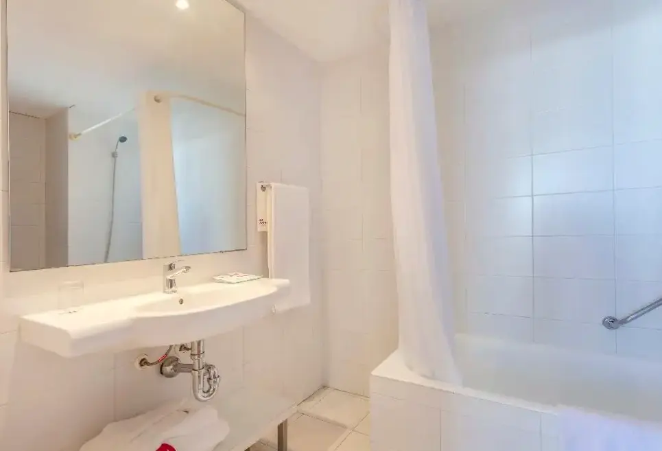 Łazienka w pokoju hotelu JS Sol de Can Picafort