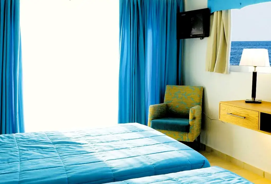 Pokój w hotelu Kinetta Beach Resort