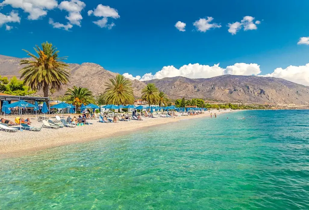 Plaża przy hotelu Kinetta Beach Resort