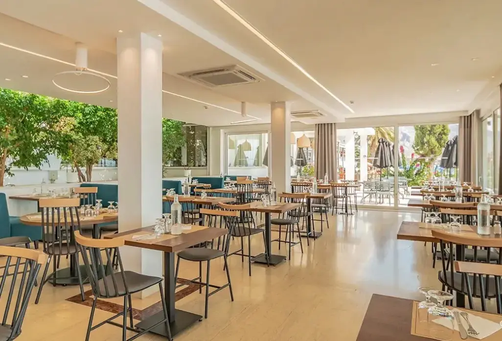 Restauracja i jedzenie w hotelu Kinetta Beach Resort