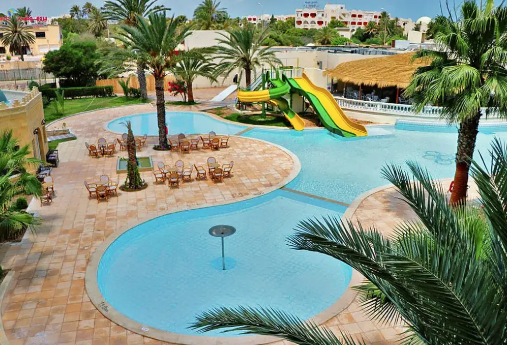 Basen w hotelu Ksar Djerba