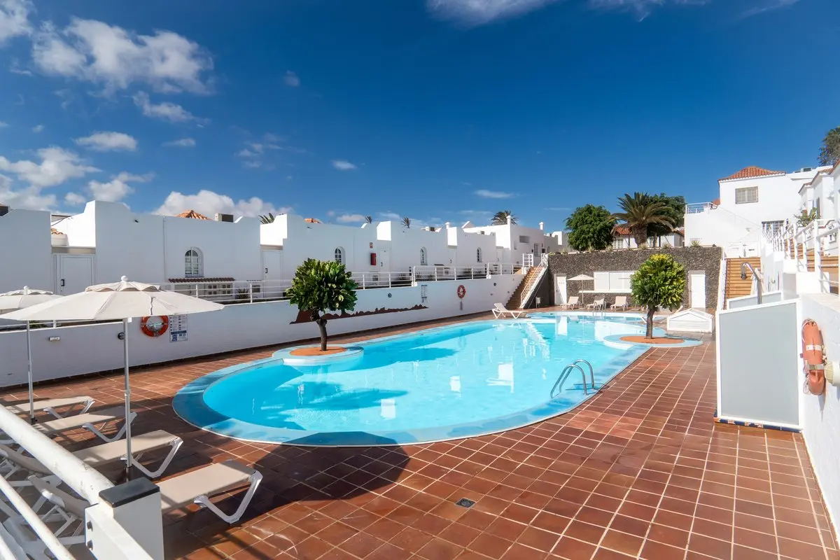 Basen w hotelu Las Casitas De Corralejo