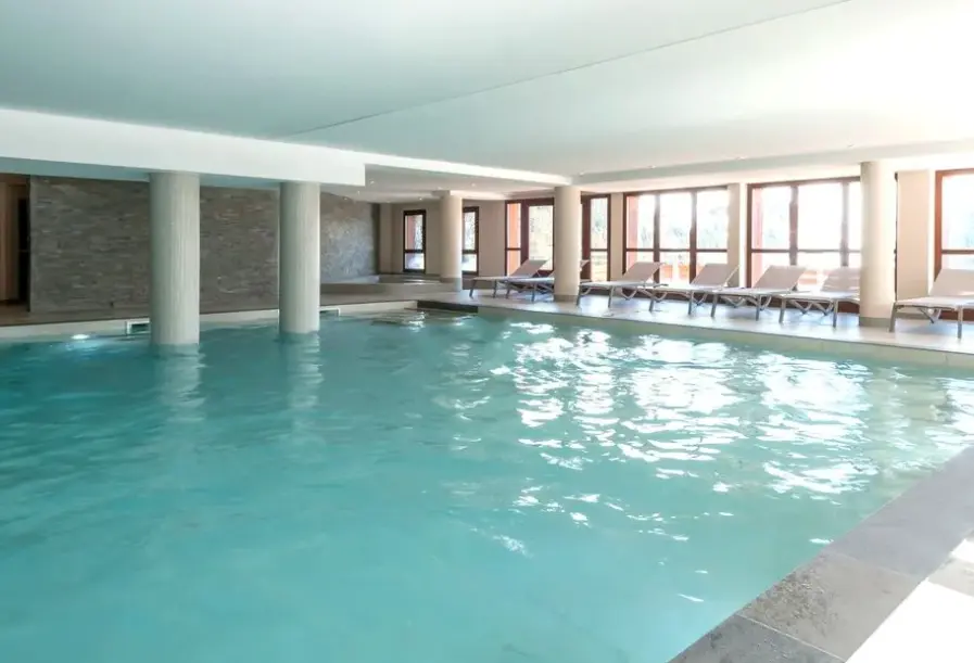 Basen w hotelu Les Terrasses d'Helios