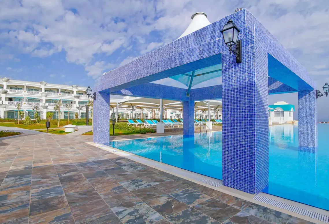 Basen w hotelu Limak Cyprus Deluxe