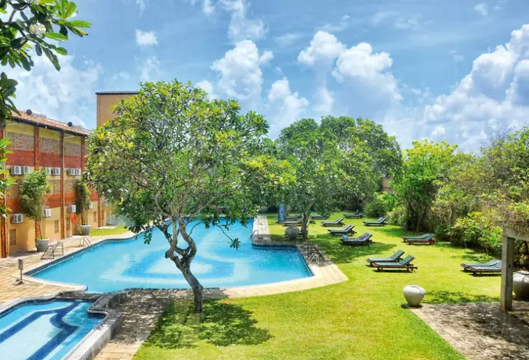 Basen w hotelu Long Beach Resort (Koggala)