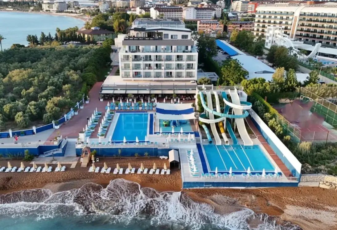 Basen w hotelu Lonicera West (ex. Gold Island)
