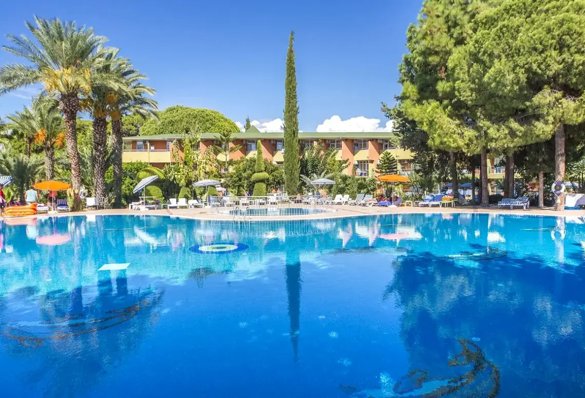 Basen w hotelu Lonicera World