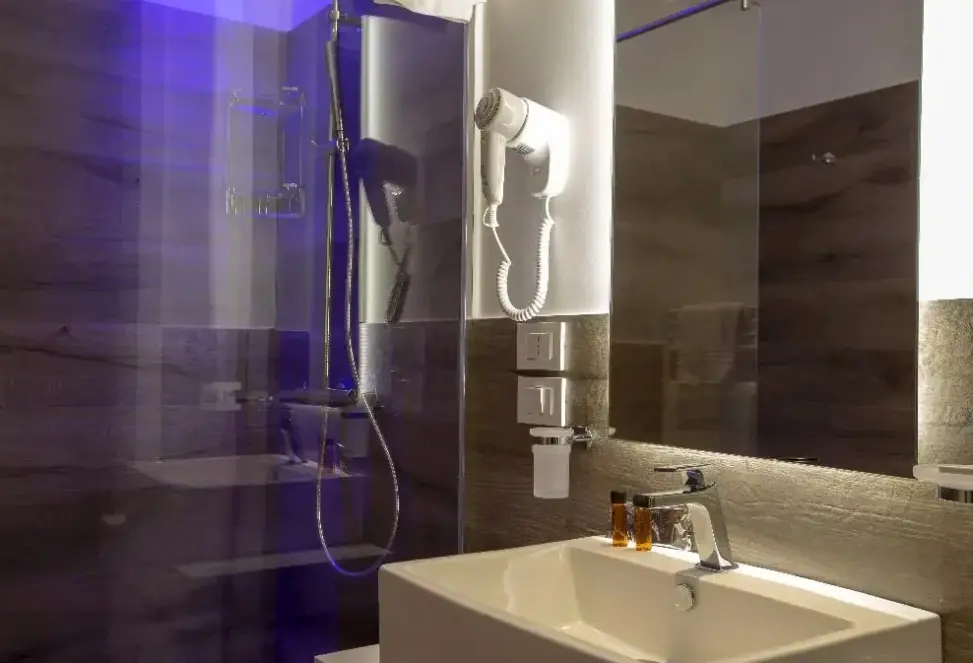 Łazienka w pokoju hotelu Luxmari & Spa