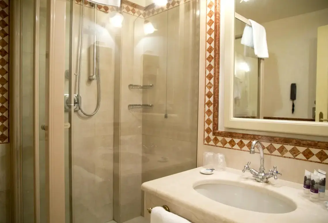 Łazienka w pokoju hotelu Milano Regency