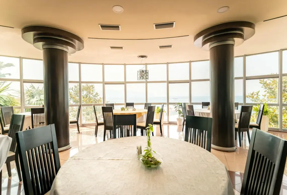 Restauracja i jedzenie w hotelu Monte Carlo