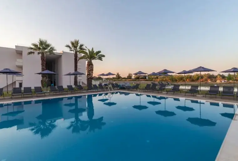 Basen w hotelu Mythic Summer