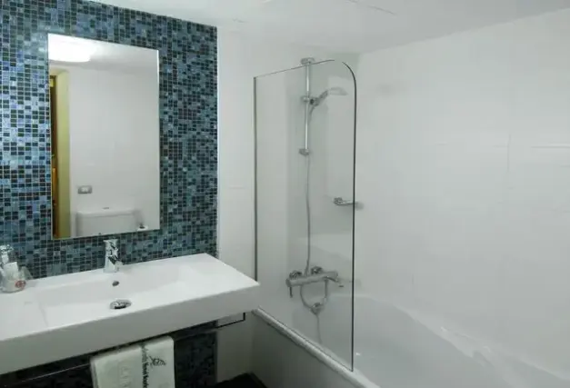 Łazienka w pokoju hotelu Nautico
