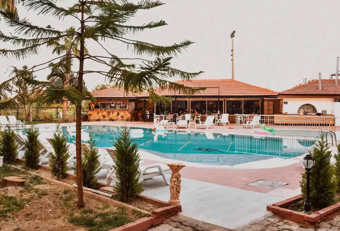 Basen w hotelu New Garden