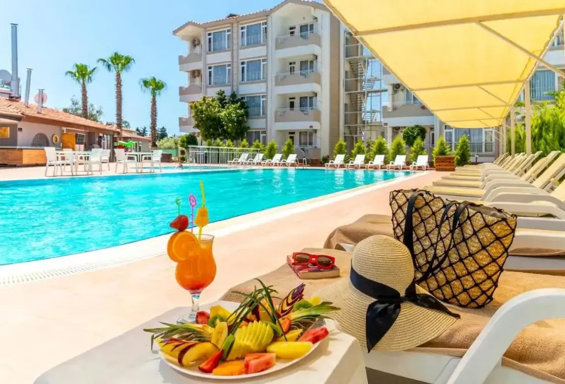 Basen w hotelu New Garden