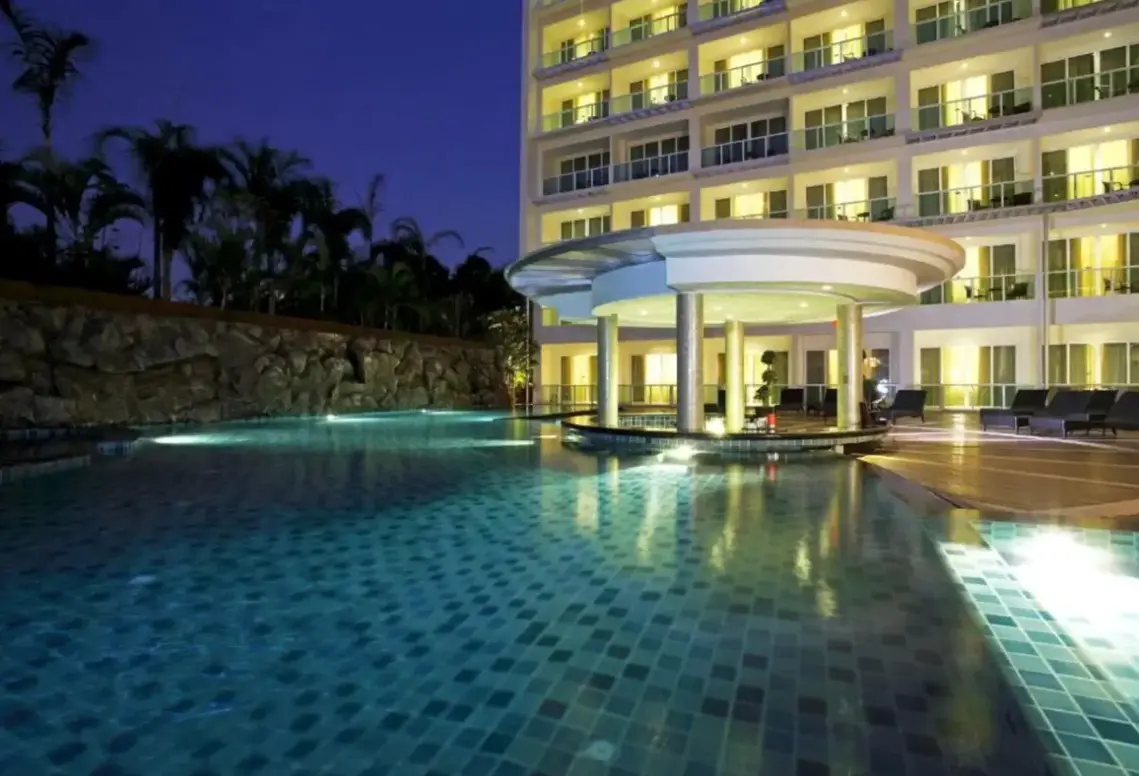 Basen w hotelu Nova Hotel & Spa Pattaya